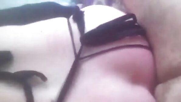 Хлопець з камерою тренує сисі красиву аматорську курча в парку еротика секс відео