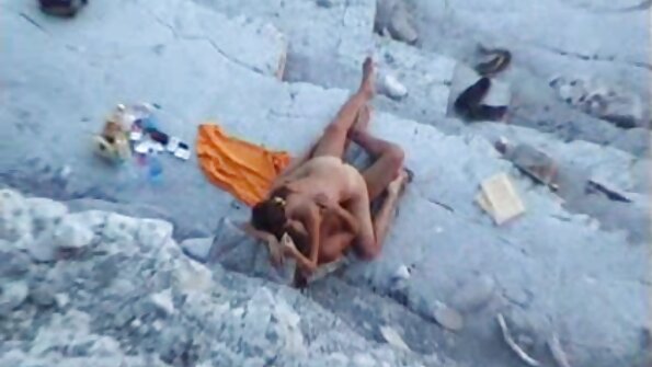 Сцена міжрасового сексу втрьох із чорно-білою курчатою в порно еротика відео дії