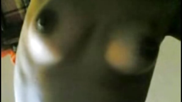 Латина з пробитими сосками носить еротика порно відео протигаз у сцені домінування