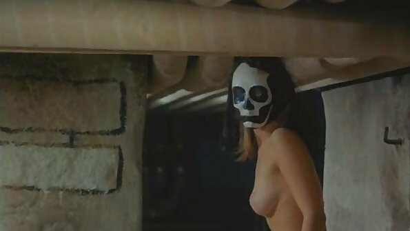 Симпатична секс відео еротика шлюха Крісті Енн трахкає в попу в синіх панчохах