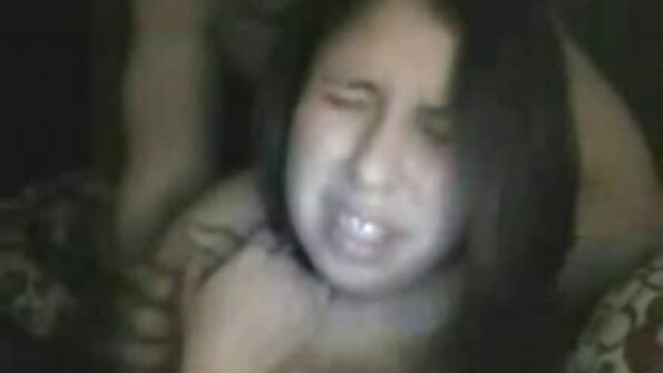 Гаряча азіатська леді тренується, і вона трахається в тренажерному відео секс еротика залі