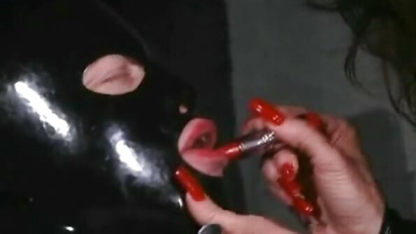 Соковита брюнетка Наталі Харт трахається зі своїм хлопчиком у відео секс еротика басейні